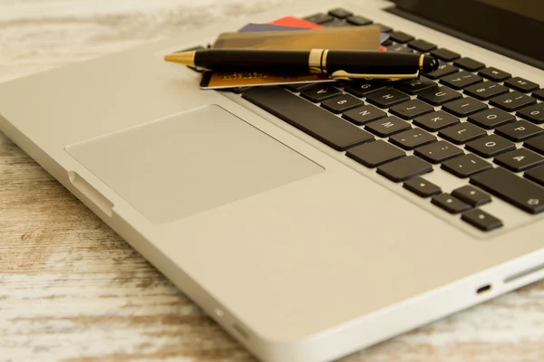 Credit cards over a keyboard — Stock Photo, Image